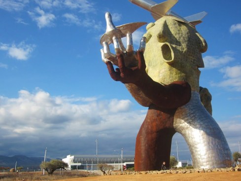 Kunstwerk bij het spookvliegveld van Castellón, geïnspireerd op zijn promotor, de politicus Carlos Fabra (PP). Het vliegveld werd op 25 maart 2011 ingewijd maar is tot op heden niet gebruikt.